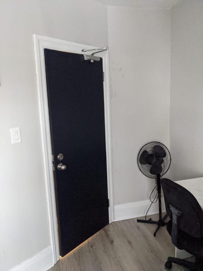 Toronto Furnished Living Rooms Exterior photo
